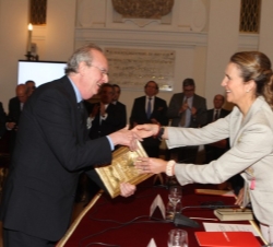 Ignacio de Medina y Fernández de Córdoba, recibe el galardón de manos de Su Alteza Real la Infanta Doña Elena